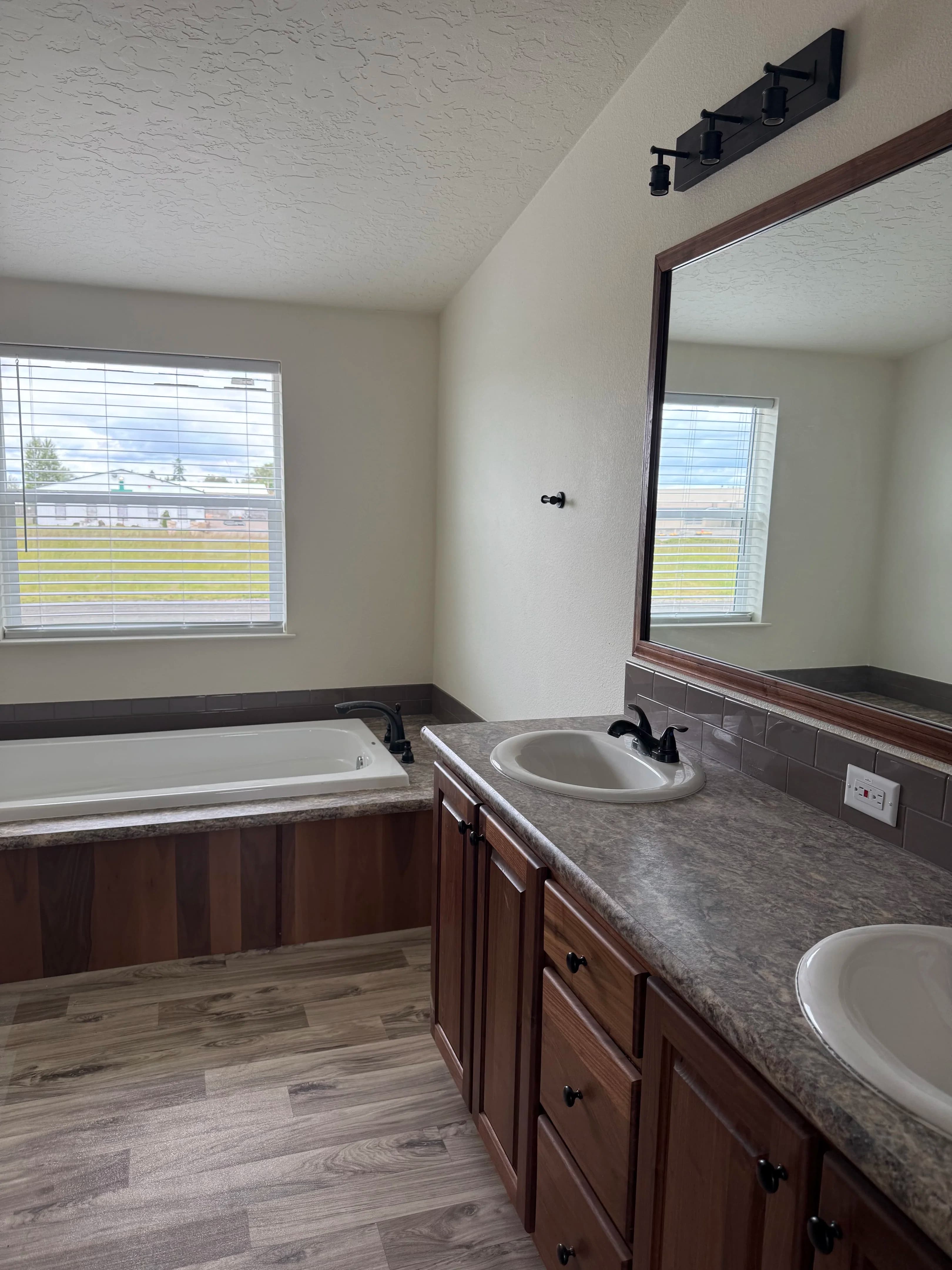 Pinehurst 2514 interior and bathroom home features