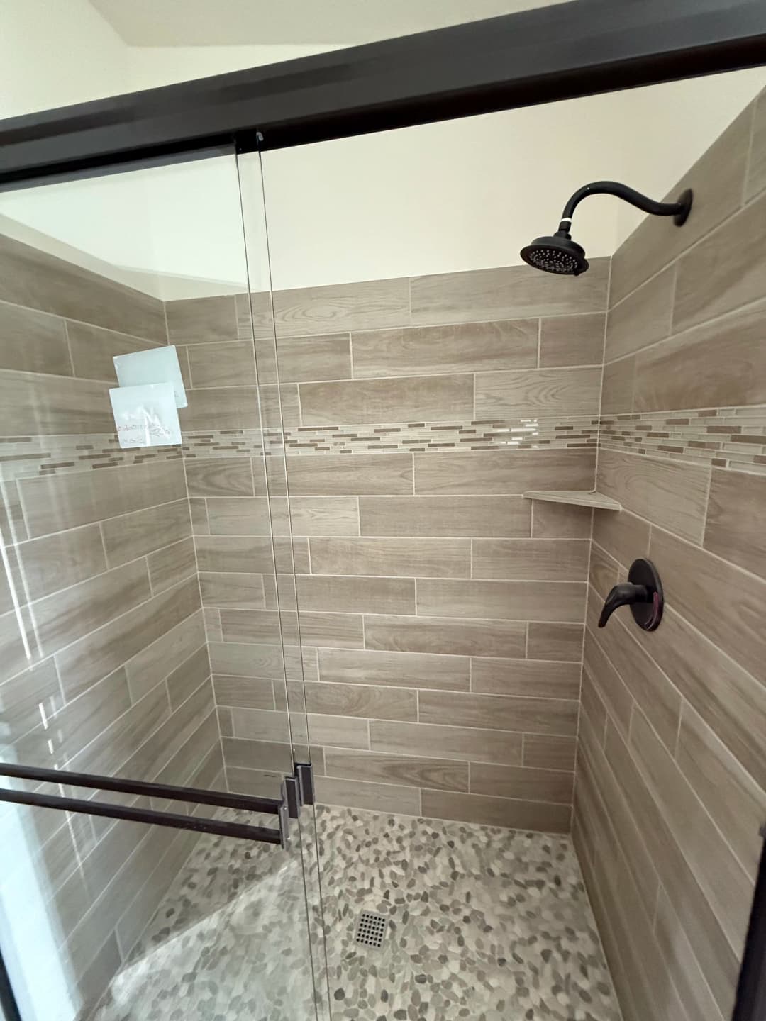 Pinehurst 2514 interior and bathroom home features
