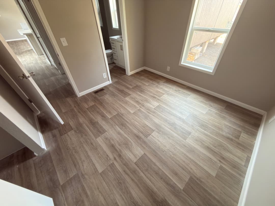 Eagle 14562s interior and bedroom home features