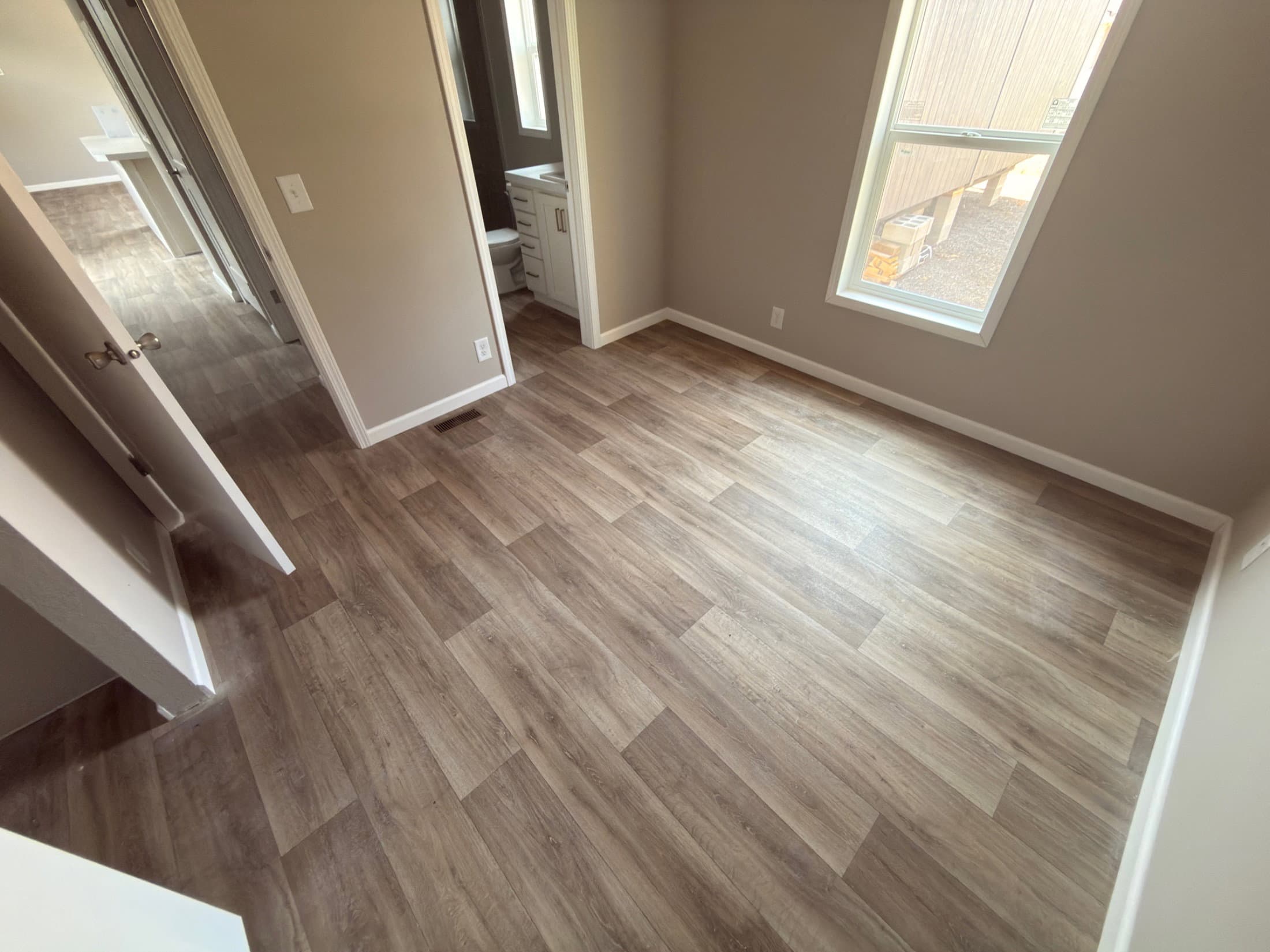 Eagle 14562s interior and bedroom home features