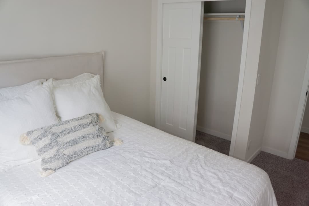 Hillcrest g865 interior and bedroom home features