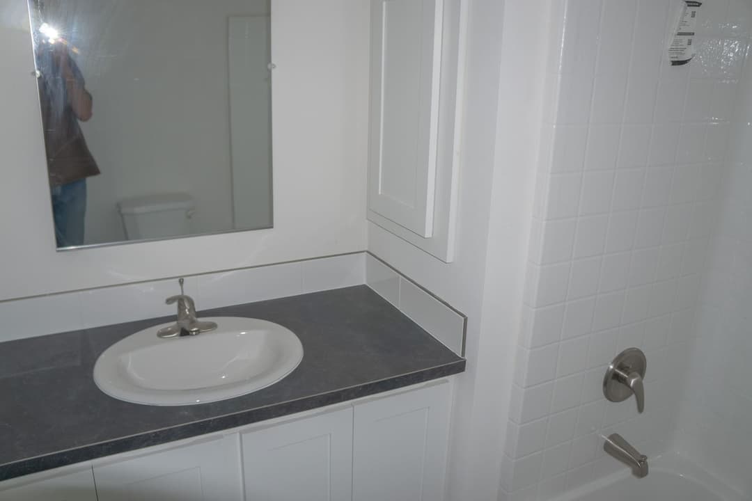 Ridgewood j423 interior and bathroom home features