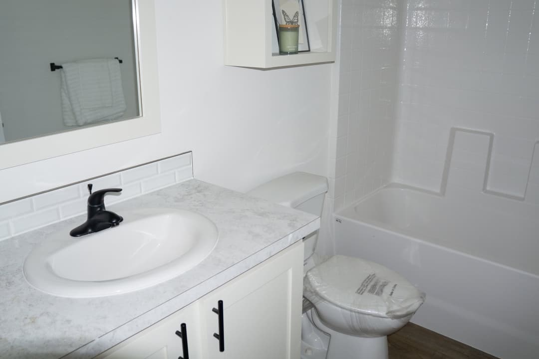 Hillcrest g865 interior and bathroom home features